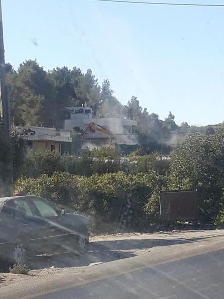 خليل ... الاحتلال يهدم منزلاً قيد الانشاء في بلدة بيت امر